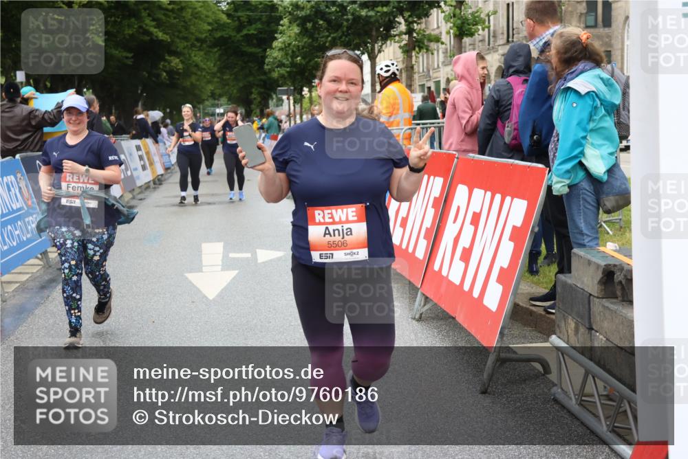 14.06.2026 - REWE Women's Run Strokosch-Dieckow http://msf.ph/oto/9760186 14.06.2026 11:16:52 Ziel 5269, 5506, 5636, 5706 meine-sportfotos.de