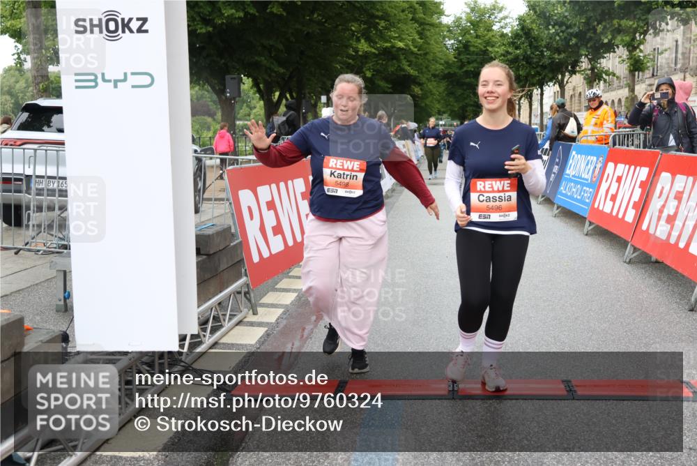 14.06.2026 - REWE Women's Run Strokosch-Dieckow http://msf.ph/oto/9760324 14.06.2026 11:16:37 Ziel 5496, 5498 meine-sportfotos.de