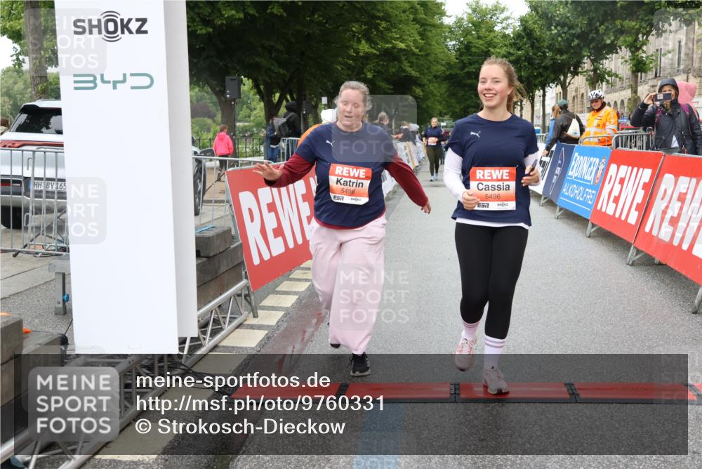 14.06.2026 - REWE Women's Run Strokosch-Dieckow http://msf.ph/oto/9760331 14.06.2026 11:16:37 Ziel 5496, 5498 meine-sportfotos.de