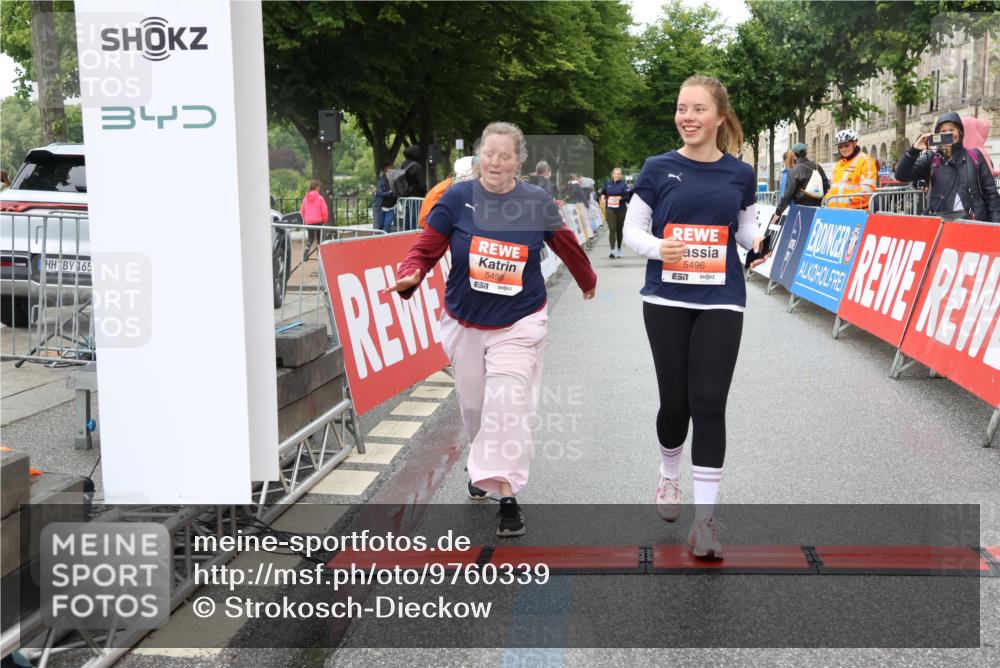 14.06.2026 - REWE Women's Run Strokosch-Dieckow http://msf.ph/oto/9760339 14.06.2026 11:16:36 Ziel 5496, 5498 meine-sportfotos.de