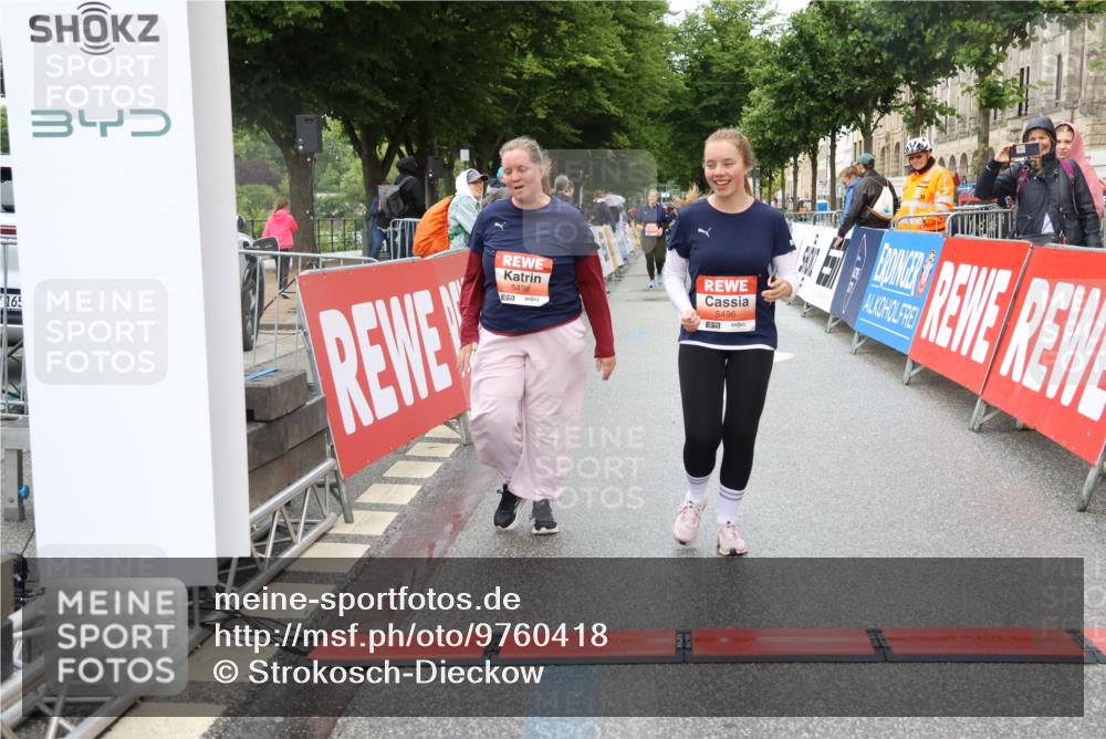 14.06.2026 - REWE Women's Run Strokosch-Dieckow http://msf.ph/oto/9760418 14.06.2026 11:16:36 Ziel 5496, 5498 meine-sportfotos.de