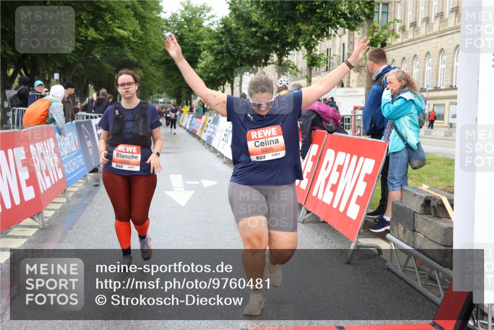 14.06.2026 - REWE Women's Run Strokosch-Dieckow http://msf.ph/oto/9760481 14.06.2026 11:16:17 Ziel 5150, 5305, 5335 meine-sportfotos.de