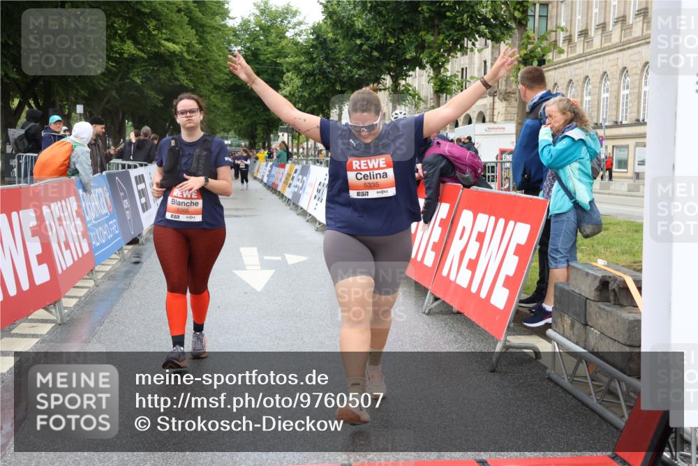 14.06.2026 - REWE Women's Run Strokosch-Dieckow http://msf.ph/oto/9760507 14.06.2026 11:16:17 Ziel 5150, 5305, 5335 meine-sportfotos.de