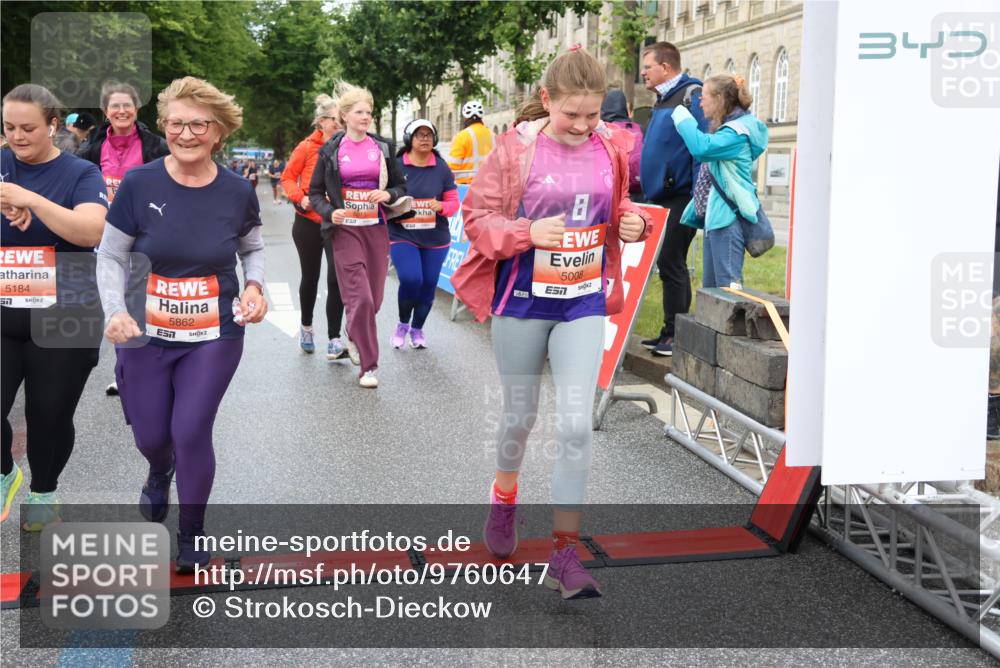 14.06.2026 - REWE Women's Run Strokosch-Dieckow http://msf.ph/oto/9760647 14.06.2026 11:15:51 Ziel 5008, 5010, 5011, 5012, 5013, 5184, 5497, 5768, 5862 meine-sportfotos.de