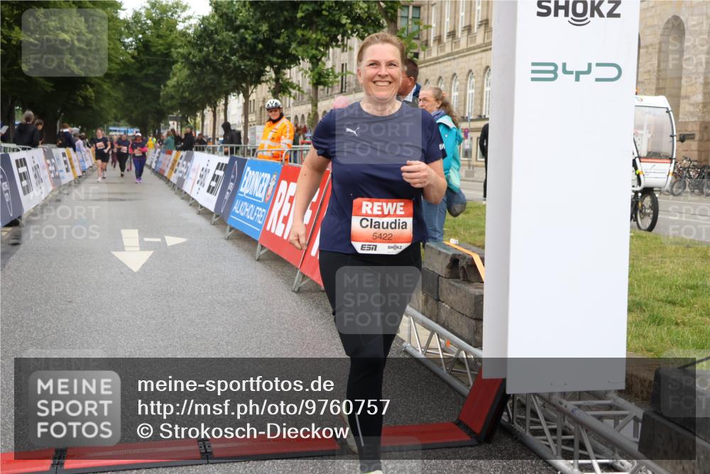 14.06.2026 - REWE Women's Run Strokosch-Dieckow http://msf.ph/oto/9760757 14.06.2026 11:15:36 Ziel 5422, 5870 meine-sportfotos.de