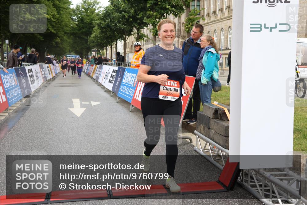 14.06.2026 - REWE Women's Run Strokosch-Dieckow http://msf.ph/oto/9760799 14.06.2026 11:15:35 Ziel 5422, 5870 meine-sportfotos.de