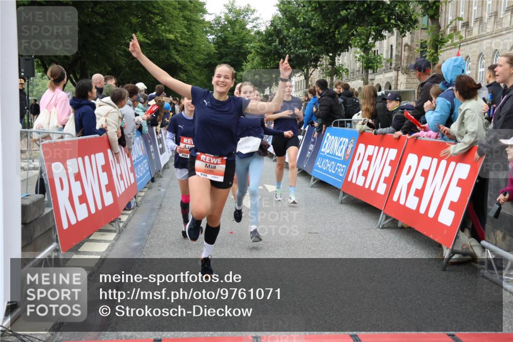 14.06.2026 - REWE Women's Run Strokosch-Dieckow http://msf.ph/oto/9761071 14.06.2026 10:58:52 Ziel 5402, 5553, 5585, 5616, 5713, 5766, 5911, 6036 meine-sportfotos.de