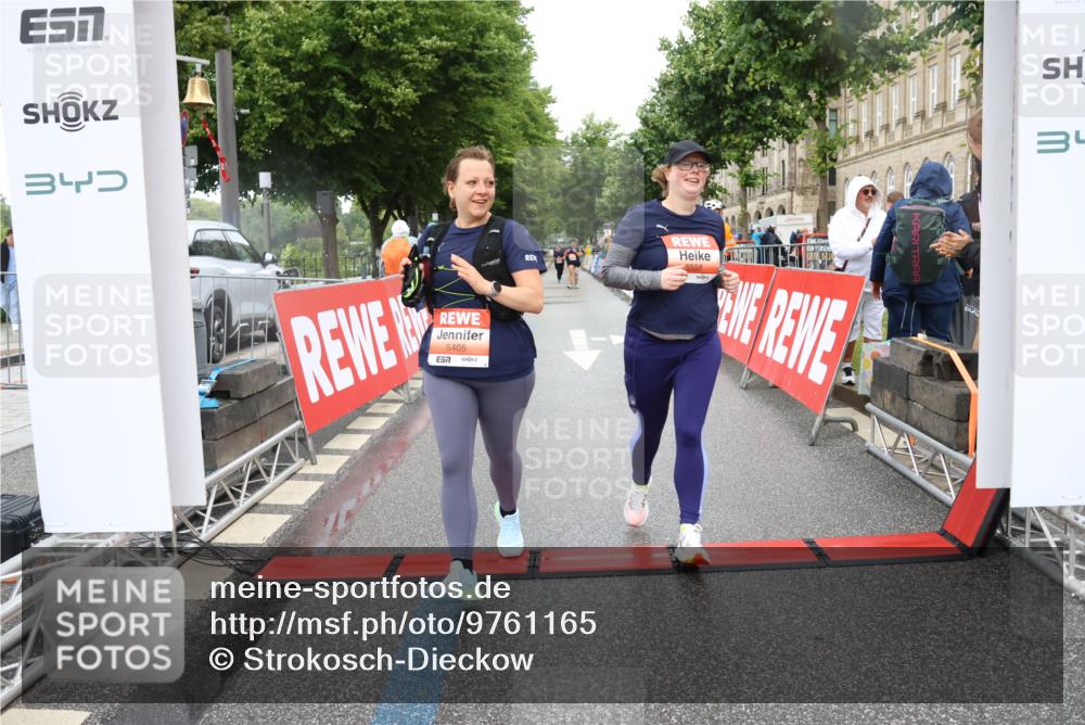 14.06.2026 - REWE Women's Run Strokosch-Dieckow http://msf.ph/oto/9761165 14.06.2026 11:14:38 Ziel 5405, 5558, 5680 meine-sportfotos.de