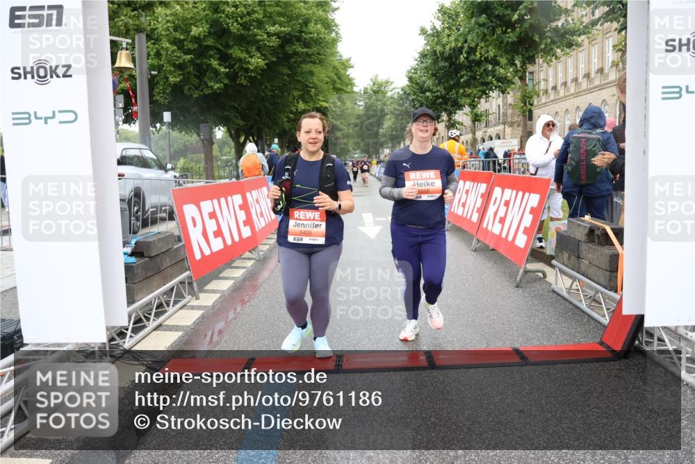 14.06.2026 - REWE Women's Run Strokosch-Dieckow http://msf.ph/oto/9761186 14.06.2026 11:14:38 Ziel 5405, 5558, 5680 meine-sportfotos.de