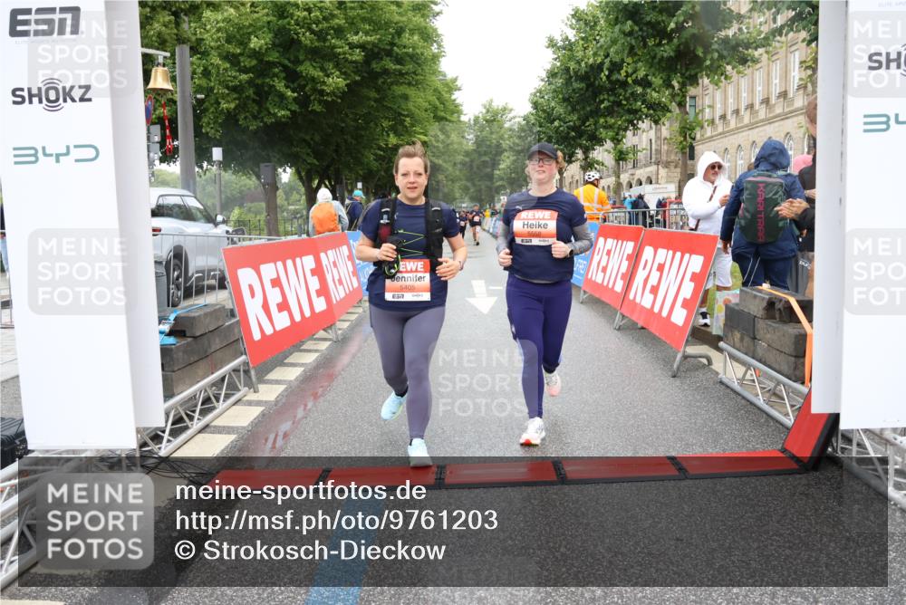 14.06.2026 - REWE Women's Run Strokosch-Dieckow http://msf.ph/oto/9761203 14.06.2026 11:14:38 Ziel 5405, 5558, 5680 meine-sportfotos.de