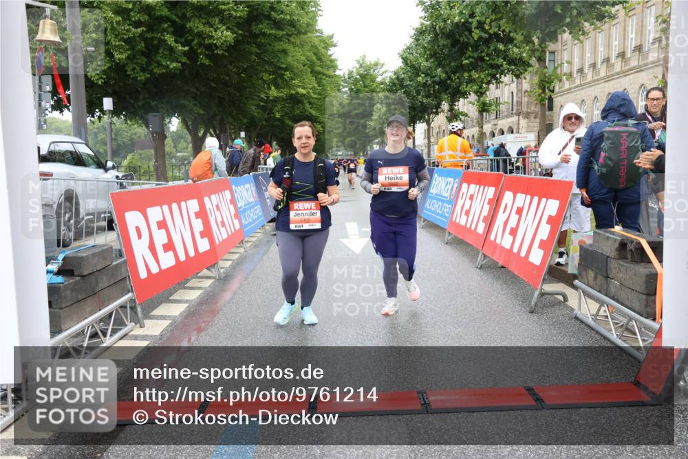 14.06.2026 - REWE Women's Run Strokosch-Dieckow http://msf.ph/oto/9761214 14.06.2026 11:14:37 Ziel 5405, 5558, 5680 meine-sportfotos.de