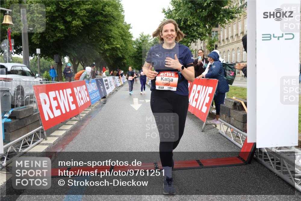 14.06.2026 - REWE Women's Run Strokosch-Dieckow http://msf.ph/oto/9761251 14.06.2026 11:14:33 Ziel 5405, 5680 meine-sportfotos.de