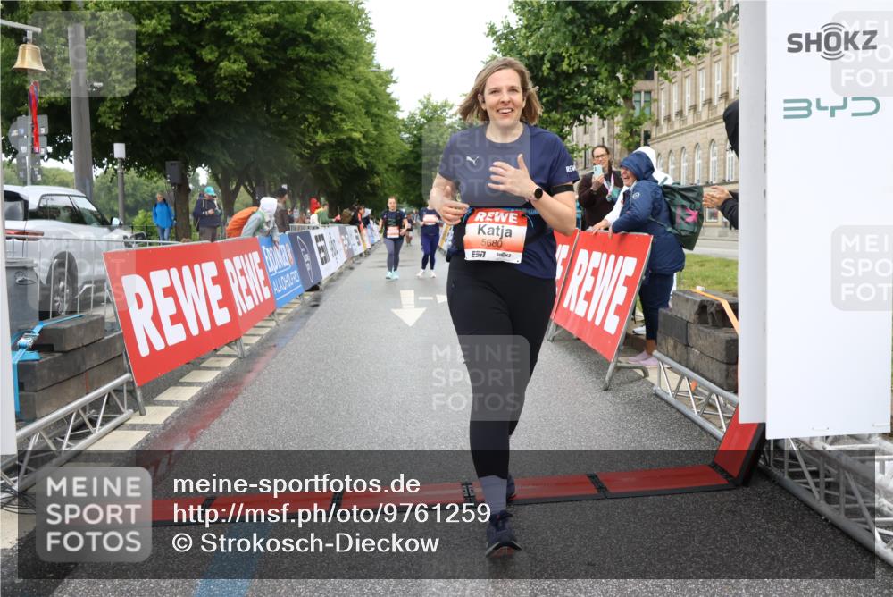 14.06.2026 - REWE Women's Run Strokosch-Dieckow http://msf.ph/oto/9761259 14.06.2026 11:14:32 Ziel 5680, 5781 meine-sportfotos.de