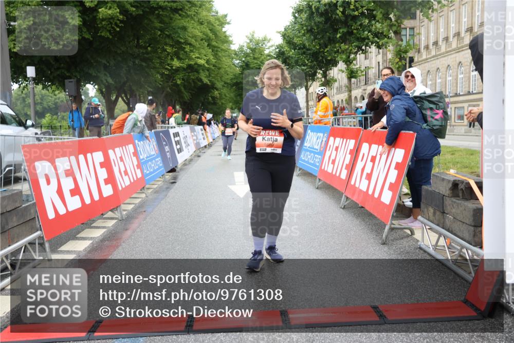 14.06.2026 - REWE Women's Run Strokosch-Dieckow http://msf.ph/oto/9761308 14.06.2026 11:14:32 Ziel 5680, 5781 meine-sportfotos.de