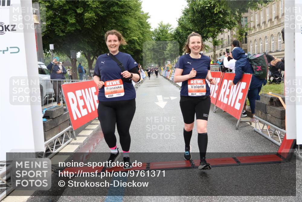 14.06.2026 - REWE Women's Run Strokosch-Dieckow http://msf.ph/oto/9761371 14.06.2026 11:14:11 Ziel 5151, 5152 meine-sportfotos.de