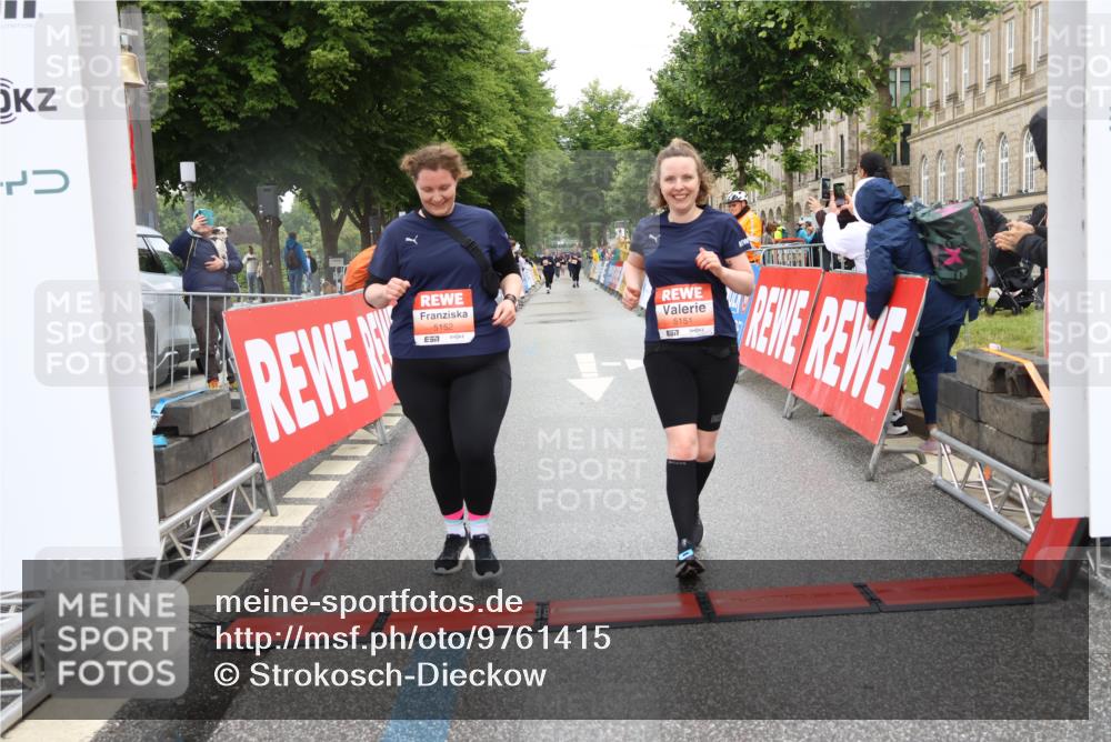 14.06.2026 - REWE Women's Run Strokosch-Dieckow http://msf.ph/oto/9761415 14.06.2026 11:14:11 Ziel 5151, 5152 meine-sportfotos.de