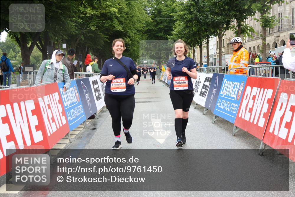 14.06.2026 - REWE Women's Run Strokosch-Dieckow http://msf.ph/oto/9761450 14.06.2026 11:14:09 Ziel 5151, 5152 meine-sportfotos.de