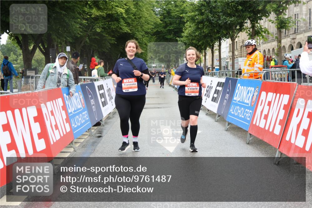 14.06.2026 - REWE Women's Run Strokosch-Dieckow http://msf.ph/oto/9761487 14.06.2026 11:14:09 Ziel 5151, 5152 meine-sportfotos.de