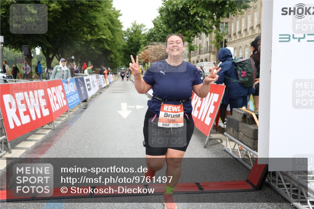 14.06.2026 - REWE Women's Run Strokosch-Dieckow http://msf.ph/oto/9761497 14.06.2026 11:13:49 Ziel 5256 meine-sportfotos.de