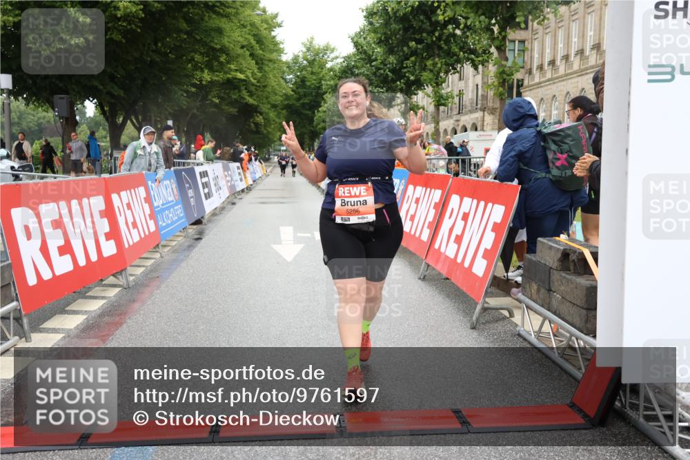 14.06.2026 - REWE Women's Run Strokosch-Dieckow http://msf.ph/oto/9761597 14.06.2026 11:13:49 Ziel 5256 meine-sportfotos.de