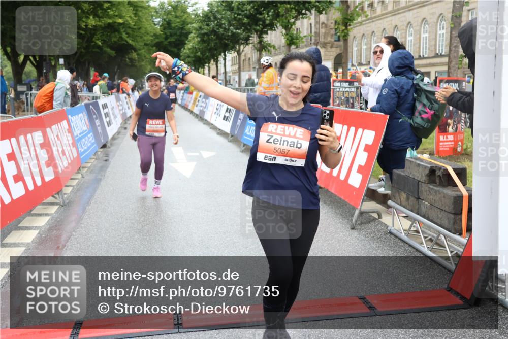 14.06.2026 - REWE Women's Run Strokosch-Dieckow http://msf.ph/oto/9761735 14.06.2026 11:13:38 Ziel 5057, 5252, 5537, 5564, 5645, 5678, 5726, 5936, 5955, 6033, 6059 meine-sportfotos.de