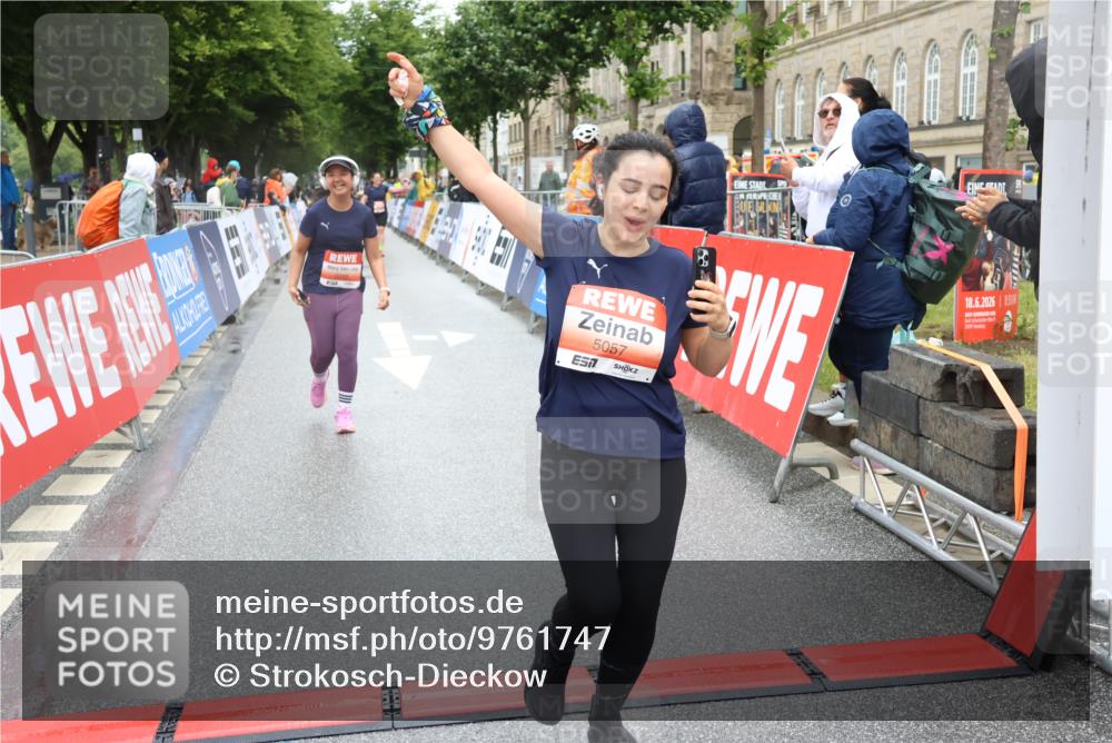 14.06.2026 - REWE Women's Run Strokosch-Dieckow http://msf.ph/oto/9761747 14.06.2026 11:13:37 Ziel 5057, 5252, 5537, 5564, 5645, 5678, 5726, 5936, 5955, 6033, 6059 meine-sportfotos.de