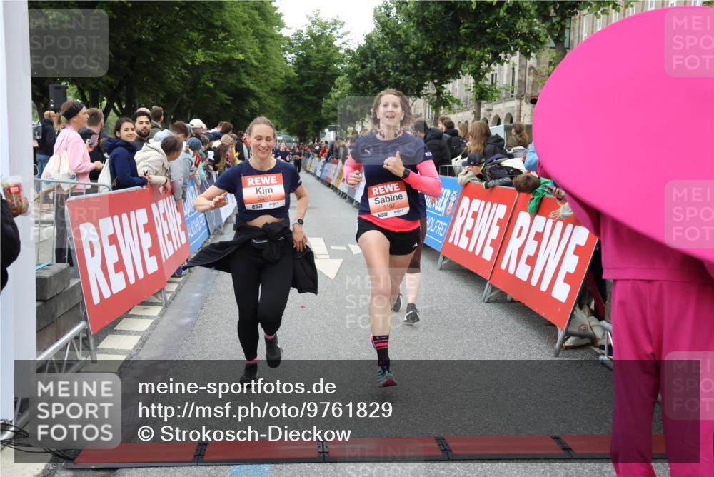 14.06.2026 - REWE Women's Run Strokosch-Dieckow http://msf.ph/oto/9761829 14.06.2026 10:58:29 Ziel 5107, 5111, 5303, 5320, 5871, 5898 meine-sportfotos.de