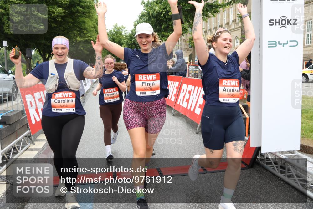 14.06.2026 - REWE Women's Run Strokosch-Dieckow http://msf.ph/oto/9761912 14.06.2026 11:13:33 Ziel 5057, 5383, 5537, 5564, 5645, 5678, 5726, 5936, 5955, 6033, 6059 meine-sportfotos.de