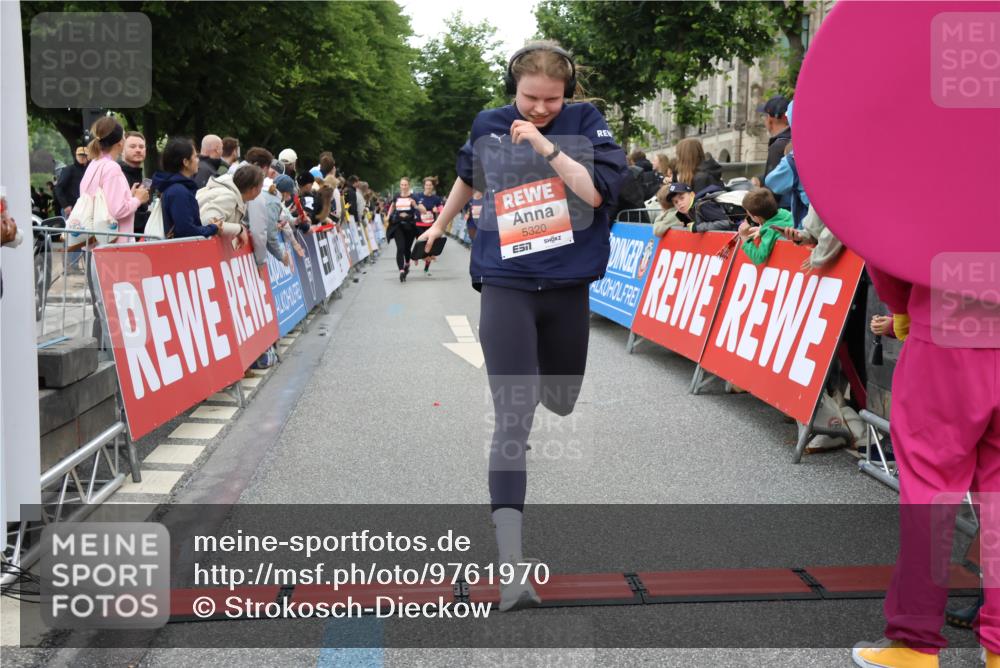 14.06.2026 - REWE Women's Run Strokosch-Dieckow http://msf.ph/oto/9761970 14.06.2026 10:58:25 Ziel 5111, 5113, 5303, 5320, 5679, 5898 meine-sportfotos.de