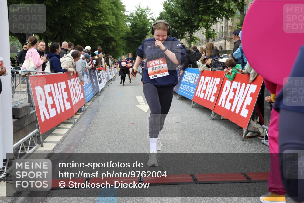 14.06.2026 - REWE Women's Run Strokosch-Dieckow http://msf.ph/oto/9762004 14.06.2026 10:58:25 Ziel 5111, 5113, 5303, 5320, 5679, 5898 meine-sportfotos.de