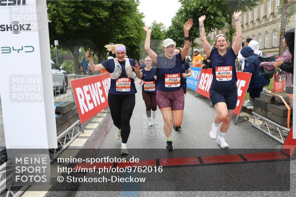 14.06.2026 - REWE Women's Run Strokosch-Dieckow http://msf.ph/oto/9762016 14.06.2026 11:13:33 Ziel 5057, 5383, 5537, 5564, 5645, 5678, 5726, 5936, 5955, 6033, 6059 meine-sportfotos.de