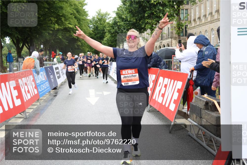 14.06.2026 - REWE Women's Run Strokosch-Dieckow http://msf.ph/oto/9762220 14.06.2026 11:13:24 Ziel 5299, 5300, 5365, 5383, 5426 meine-sportfotos.de