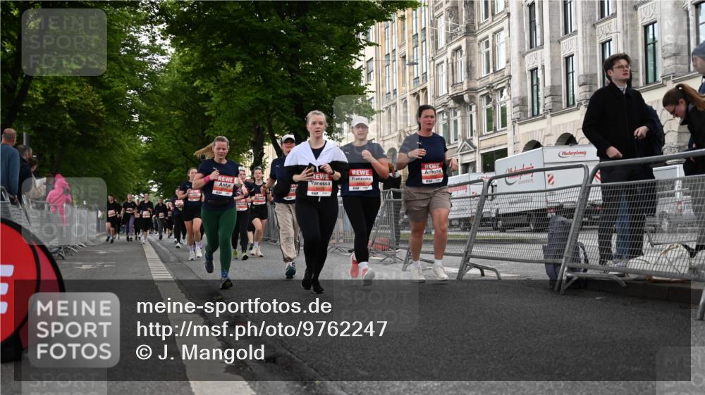 14.06.2026 - REWE Women's Run J. Mangold http://msf.ph/oto/9762247 14.06.2026 11:08:08 Ziel 5175, 5296, 5414, 5459, 5875, 5900, 5931, 5949 meine-sportfotos.de