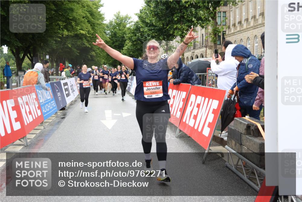 14.06.2026 - REWE Women's Run Strokosch-Dieckow http://msf.ph/oto/9762271 14.06.2026 11:13:24 Ziel 5299, 5300, 5365, 5383, 5426 meine-sportfotos.de