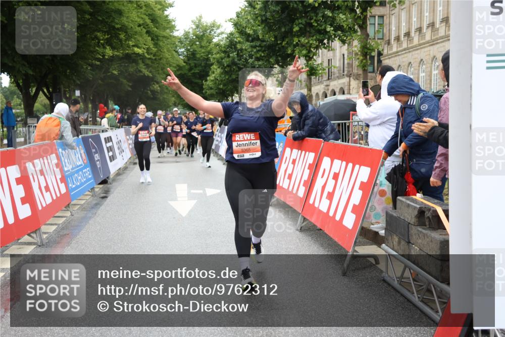 14.06.2026 - REWE Women's Run Strokosch-Dieckow http://msf.ph/oto/9762312 14.06.2026 11:13:24 Ziel 5299, 5300, 5365, 5383, 5426 meine-sportfotos.de