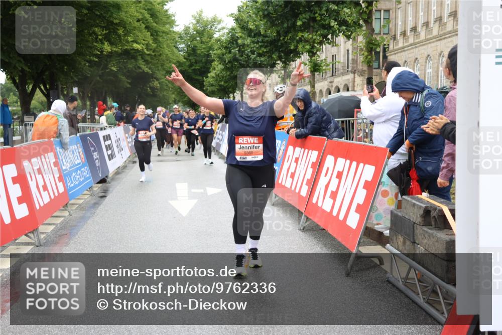 14.06.2026 - REWE Women's Run Strokosch-Dieckow http://msf.ph/oto/9762336 14.06.2026 11:13:24 Ziel 5299, 5300, 5365, 5383, 5426 meine-sportfotos.de