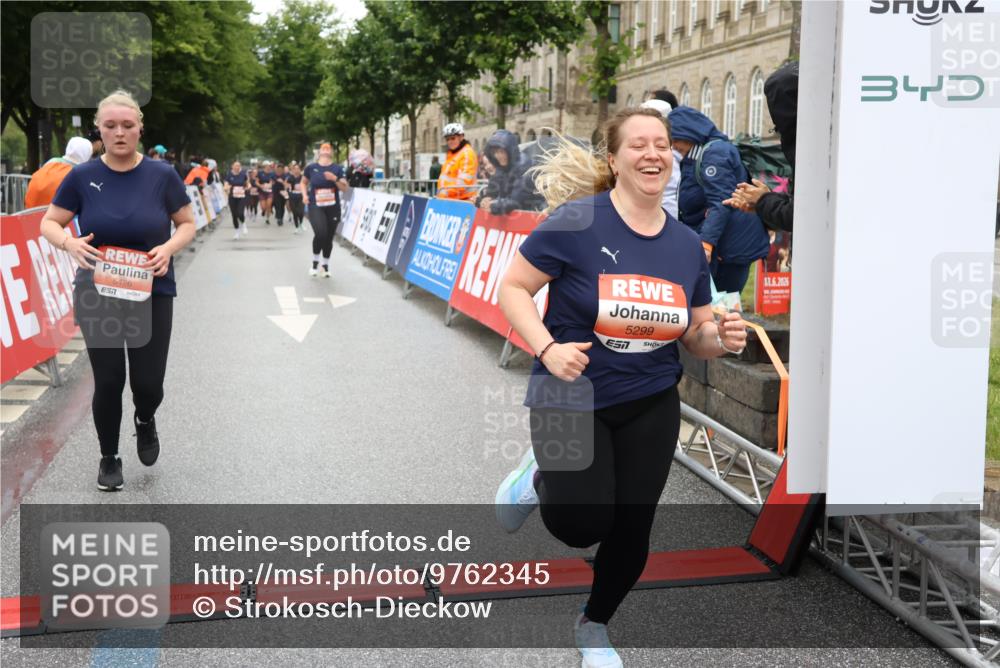 14.06.2026 - REWE Women's Run Strokosch-Dieckow http://msf.ph/oto/9762345 14.06.2026 11:13:20 Ziel 5299, 5300, 5365, 5426 meine-sportfotos.de