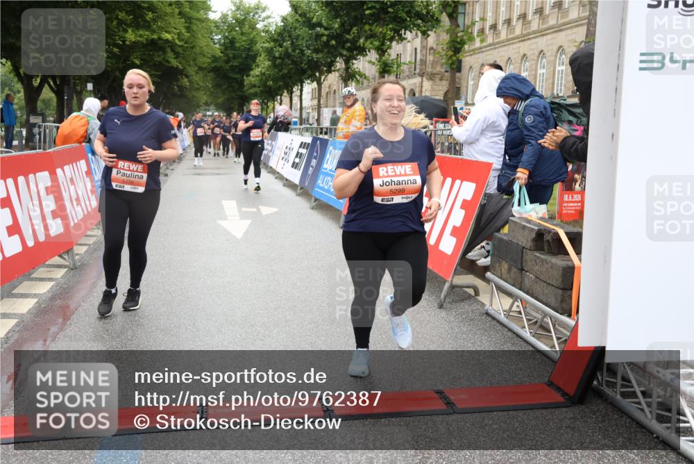 14.06.2026 - REWE Women's Run Strokosch-Dieckow http://msf.ph/oto/9762387 14.06.2026 11:13:20 Ziel 5299, 5300, 5365, 5426 meine-sportfotos.de