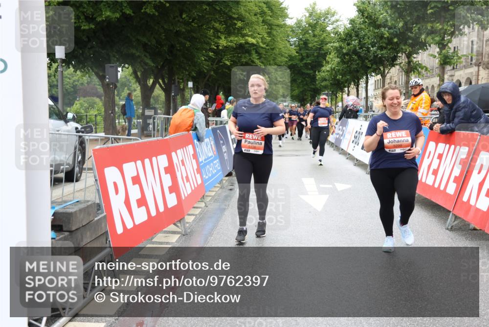 14.06.2026 - REWE Women's Run Strokosch-Dieckow http://msf.ph/oto/9762397 14.06.2026 11:13:19 Ziel 5299, 5300, 5426 meine-sportfotos.de