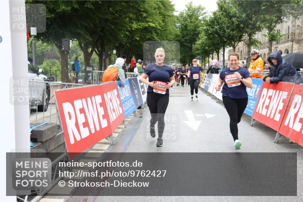 14.06.2026 - REWE Women's Run Strokosch-Dieckow http://msf.ph/oto/9762427 14.06.2026 11:13:19 Ziel 5299, 5300, 5426 meine-sportfotos.de