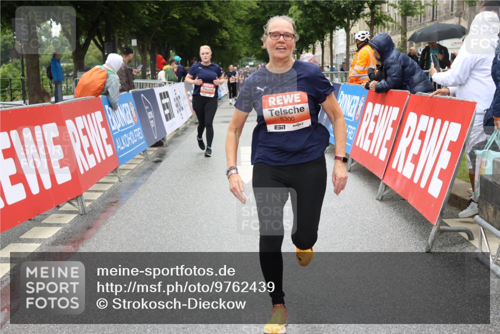 14.06.2026 - REWE Women's Run Strokosch-Dieckow http://msf.ph/oto/9762439 14.06.2026 11:13:17 Ziel 5299, 5300, 5426 meine-sportfotos.de