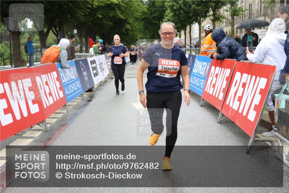 14.06.2026 - REWE Women's Run Strokosch-Dieckow http://msf.ph/oto/9762482 14.06.2026 11:13:17 Ziel 5299, 5300, 5426 meine-sportfotos.de