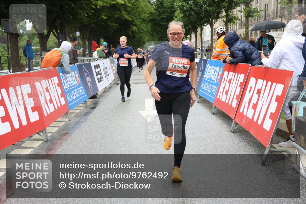 14.06.2026 - REWE Women's Run Strokosch-Dieckow http://msf.ph/oto/9762492 14.06.2026 11:13:16 Ziel 5299, 5300 meine-sportfotos.de
