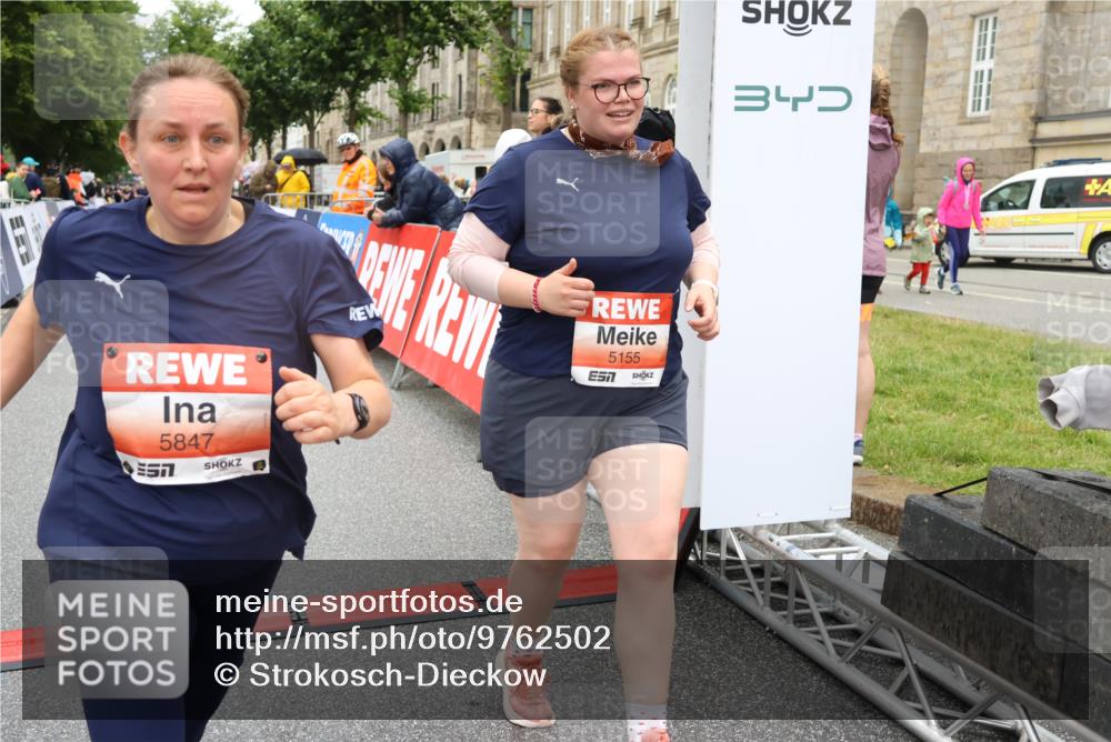 14.06.2026 - REWE Women's Run Strokosch-Dieckow http://msf.ph/oto/9762502 14.06.2026 11:13:00 Ziel 5155, 5205, 5847, 6052 meine-sportfotos.de
