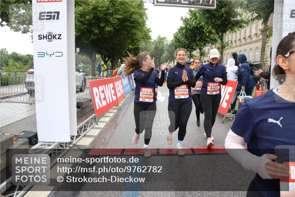 14.06.2026 - REWE Women's Run Strokosch-Dieckow http://msf.ph/oto/9762782 14.06.2026 11:12:45 Ziel 5009, 5088, 5089, 5090, 5097, 5100, 5105, 5191, 5325, 5555, 5612, 5671, 5785 meine-sportfotos.de