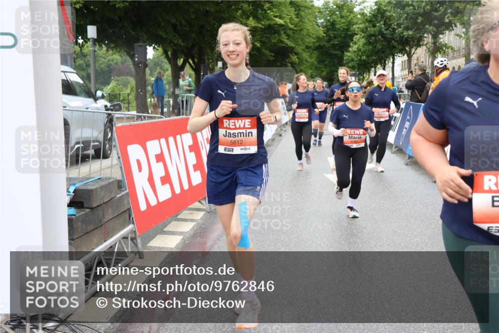 14.06.2026 - REWE Women's Run Strokosch-Dieckow http://msf.ph/oto/9762846 14.06.2026 11:12:42 Ziel 5009, 5088, 5089, 5090, 5097, 5100, 5105, 5191, 5302, 5555, 5612, 5658, 5671, 5959 meine-sportfotos.de