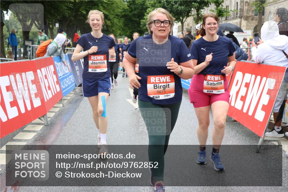 14.06.2026 - REWE Women's Run Strokosch-Dieckow http://msf.ph/oto/9762852 14.06.2026 11:12:41 Ziel 5088, 5089, 5097, 5100, 5105, 5191, 5302, 5555, 5612, 5658, 5671, 5959 meine-sportfotos.de