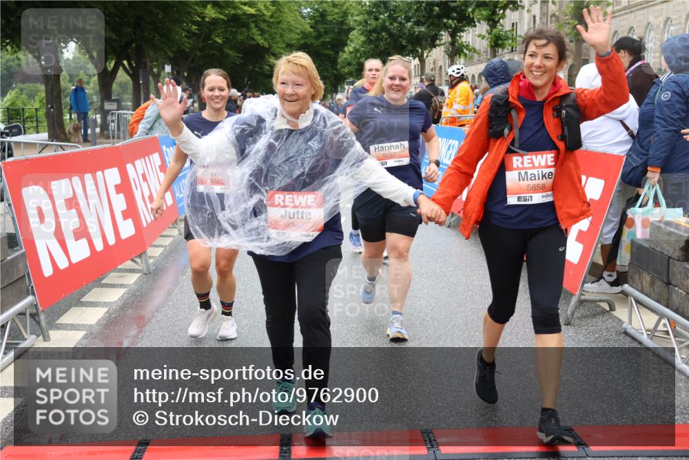 14.06.2026 - REWE Women's Run Strokosch-Dieckow http://msf.ph/oto/9762900 14.06.2026 11:12:36 Ziel 5097, 5105, 5302, 5555, 5658, 5959 meine-sportfotos.de