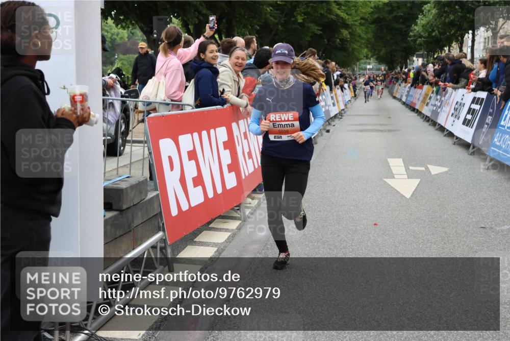 14.06.2026 - REWE Women's Run Strokosch-Dieckow http://msf.ph/oto/9762979 14.06.2026 10:57:52 Ziel 5394, 5598, 5905 meine-sportfotos.de
