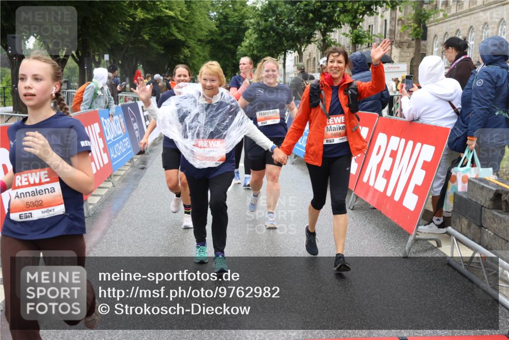 14.06.2026 - REWE Women's Run Strokosch-Dieckow http://msf.ph/oto/9762982 14.06.2026 11:12:36 Ziel 5097, 5105, 5302, 5555, 5658, 5959 meine-sportfotos.de